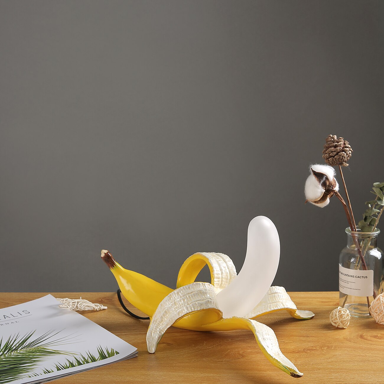 GildedSchälen: Verspielte Tischlampe in Bananenform mit Goldener Oberfläche