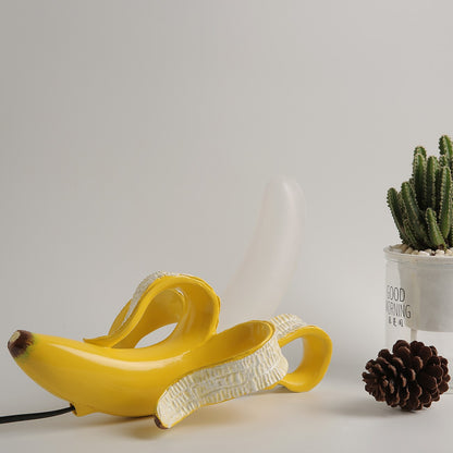 GildedSchälen: Verspielte Tischlampe in Bananenform mit Goldener Oberfläche