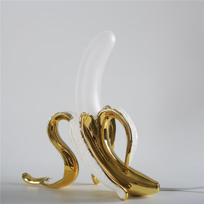 GildedSchälen: Verspielte Tischlampe in Bananenform mit Goldener Oberfläche
