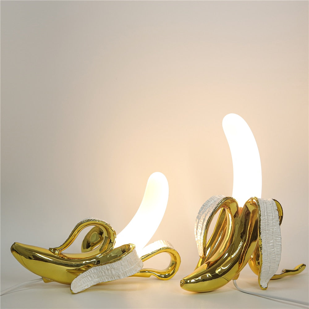 GildedSchälen: Verspielte Tischlampe in Bananenform mit Goldener Oberfläche