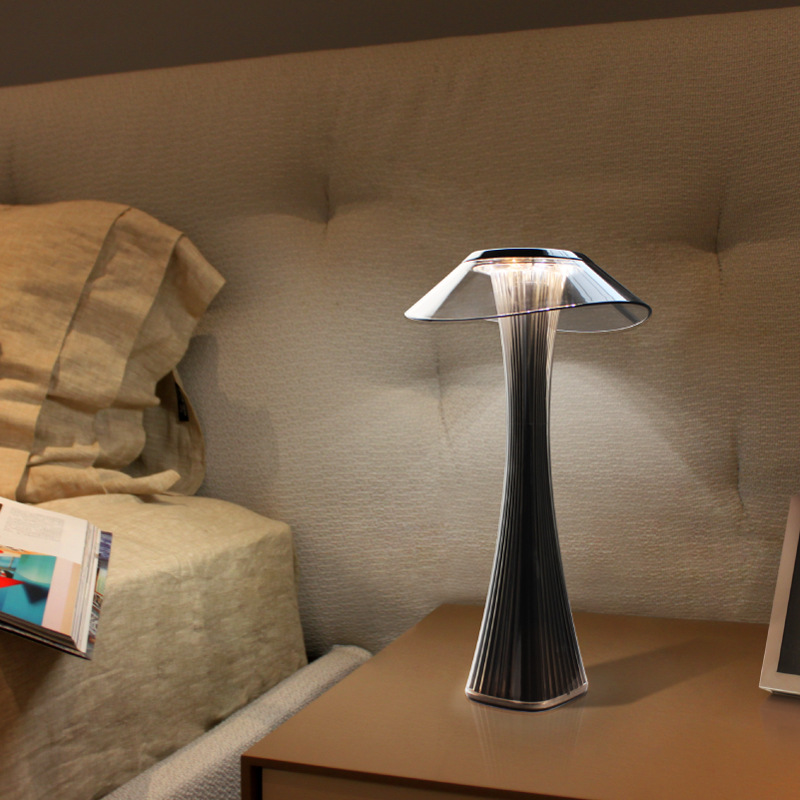 KristallBlüte: Kristallförmige LED Tischlampe