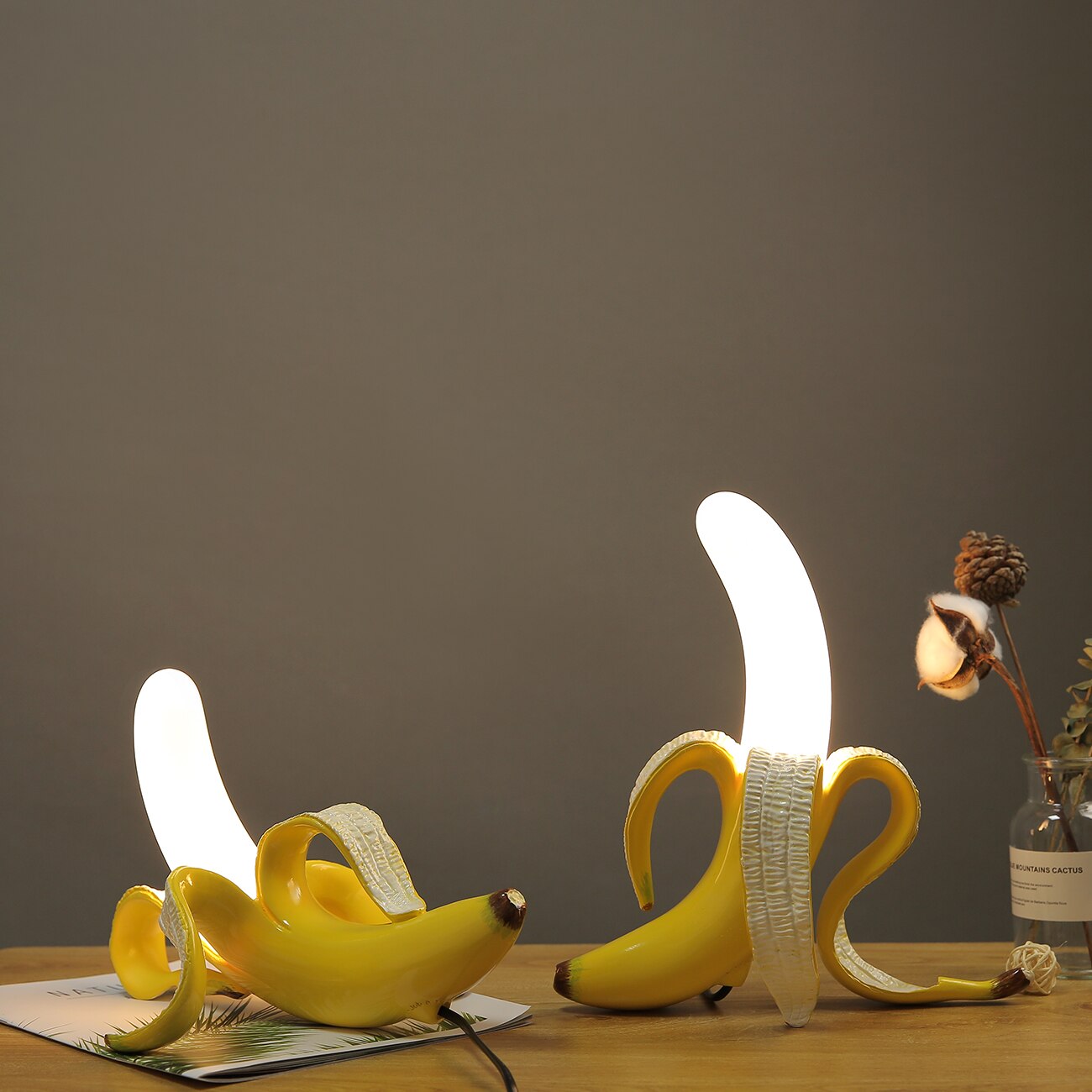 GildedSchälen: Verspielte Tischlampe in Bananenform mit Goldener Oberfläche
