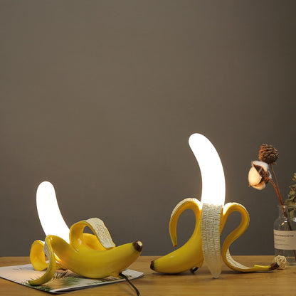 GildedSchälen: Verspielte Tischlampe in Bananenform mit Goldener Oberfläche
