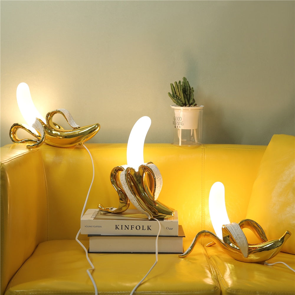 GildedSchälen: Verspielte Tischlampe in Bananenform mit Goldener Oberfläche