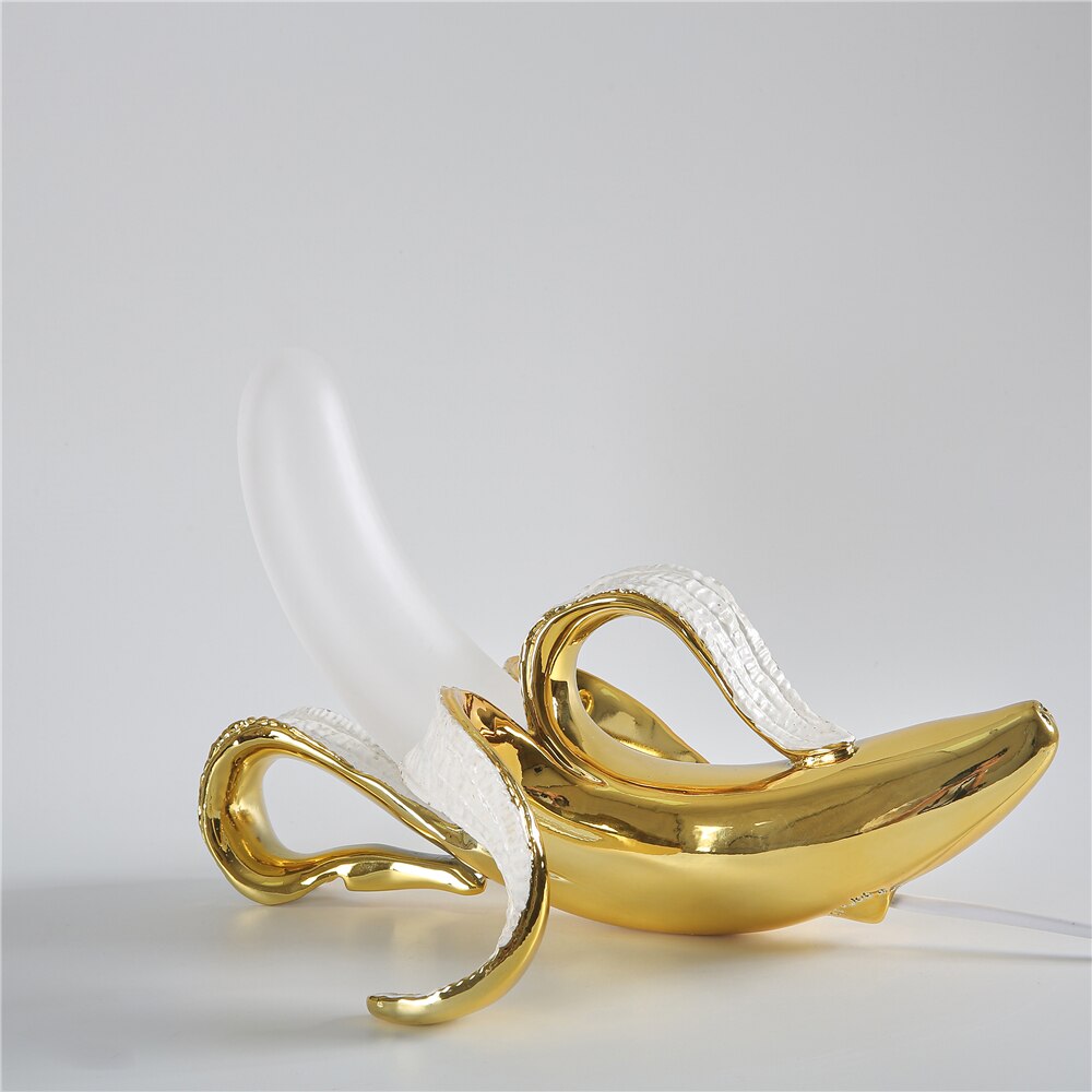 GildedSchälen: Verspielte Tischlampe in Bananenform mit Goldener Oberfläche