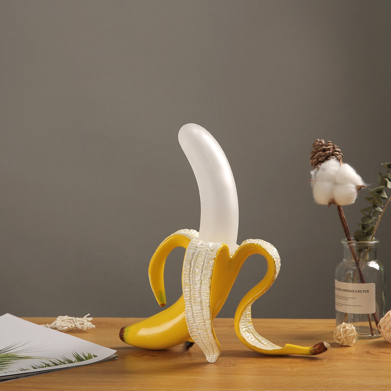 GildedSchälen: Verspielte Tischlampe in Bananenform mit Goldener Oberfläche