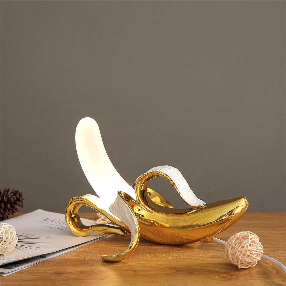 GildedSchälen: Verspielte Tischlampe in Bananenform mit Goldener Oberfläche