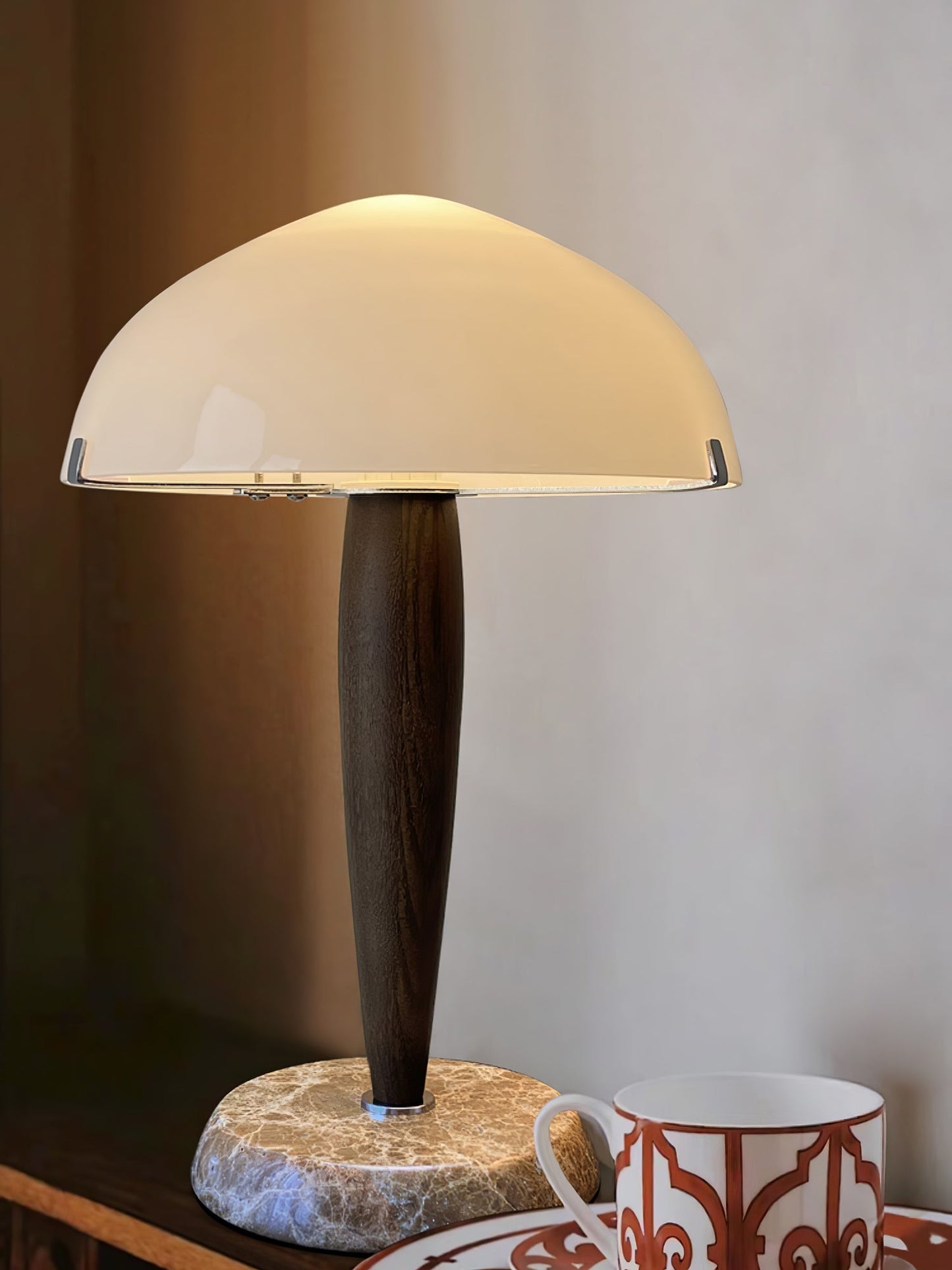 HermanLeuchte: Tischlampe mit Glas, dunklem Walnussholz und Marmorelementen