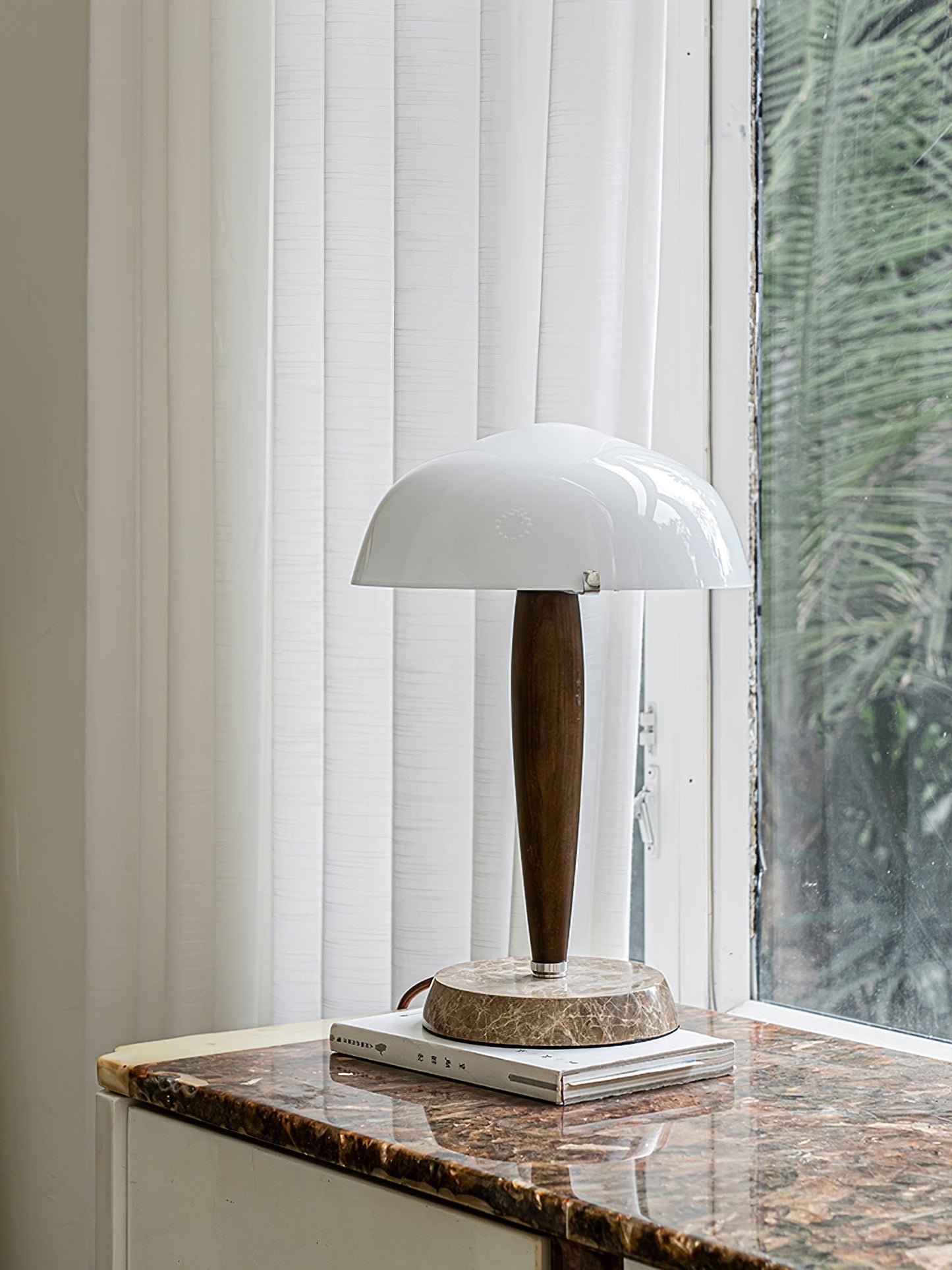HermanLeuchte: Tischlampe mit Glas, dunklem Walnussholz und Marmorelementen