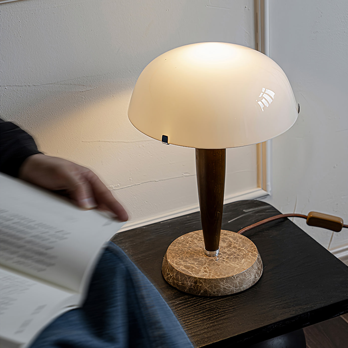 HermanLeuchte: Tischlampe mit Glas, dunklem Walnussholz und Marmorelementen