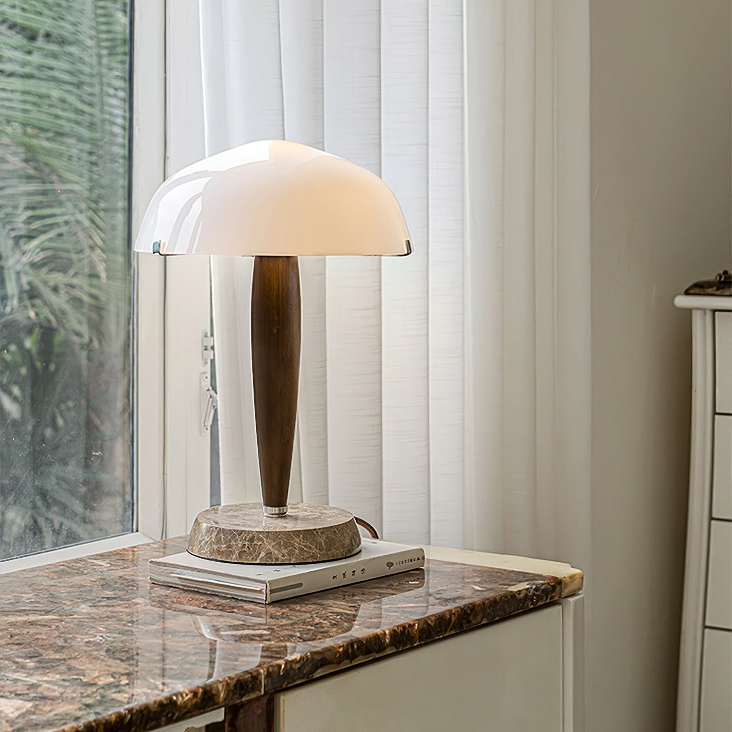 HermanLeuchte: Tischlampe mit Glas, dunklem Walnussholz und Marmorelementen
