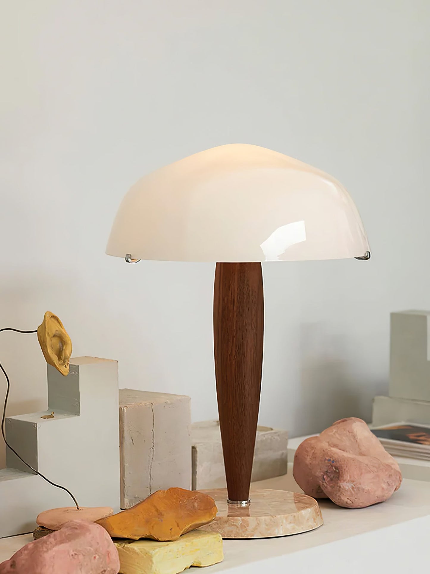 HermanLeuchte: Tischlampe mit Glas, dunklem Walnussholz und Marmorelementen
