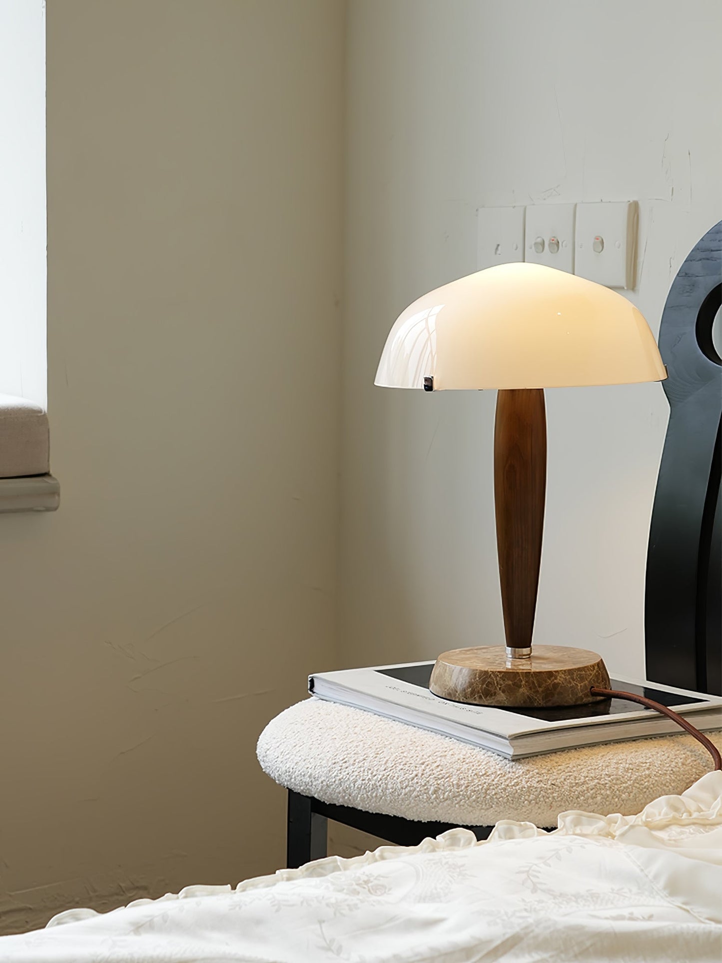HermanLeuchte: Tischlampe mit Glas, dunklem Walnussholz und Marmorelementen