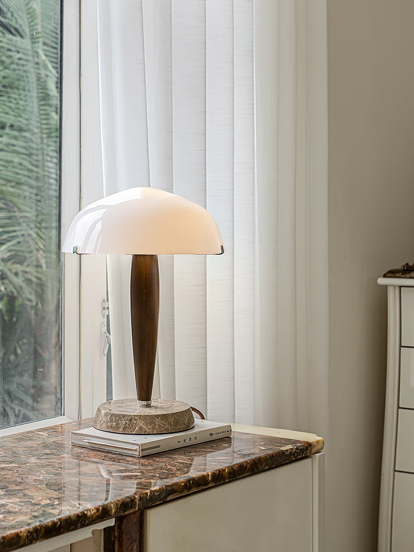 HermanLeuchte: Tischlampe mit Glas, dunklem Walnussholz und Marmorelementen