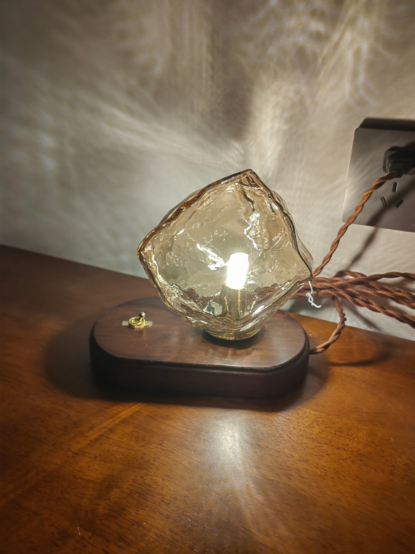Frostleuchten: Glas-Tischlampe mit eisiger Struktur