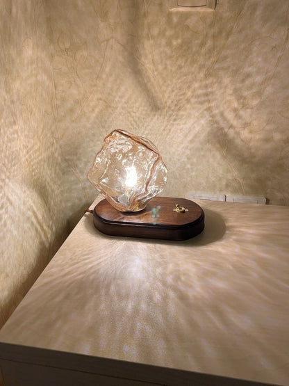 Frostleuchten: Glas-Tischlampe mit eisiger Struktur