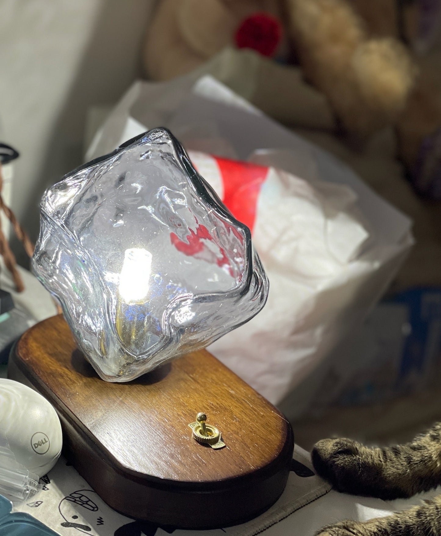 Frostleuchten: Glas-Tischlampe mit eisiger Struktur