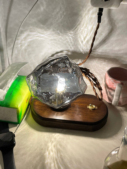 Frostleuchten: Glas-Tischlampe mit eisiger Struktur