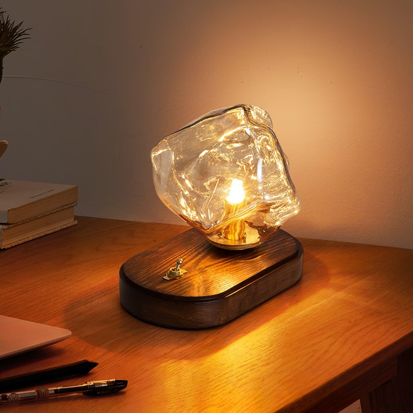 Frostleuchten: Glas-Tischlampe mit eisiger Struktur