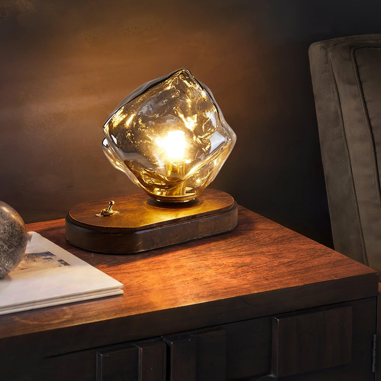 Frostleuchten: Glas-Tischlampe mit eisiger Struktur