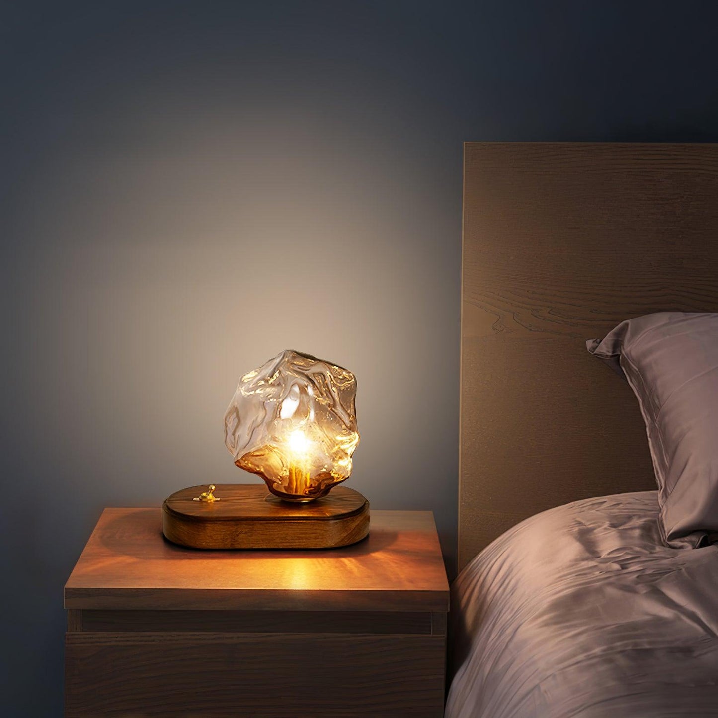 Frostleuchten: Glas-Tischlampe mit eisiger Struktur