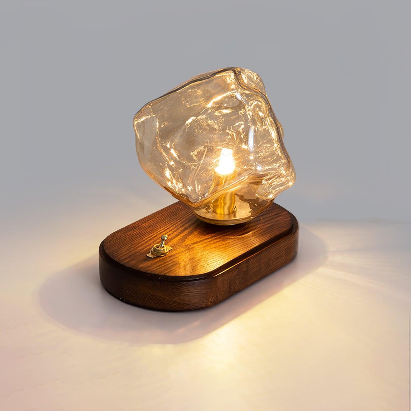 Frostleuchten: Glas-Tischlampe mit eisiger Struktur