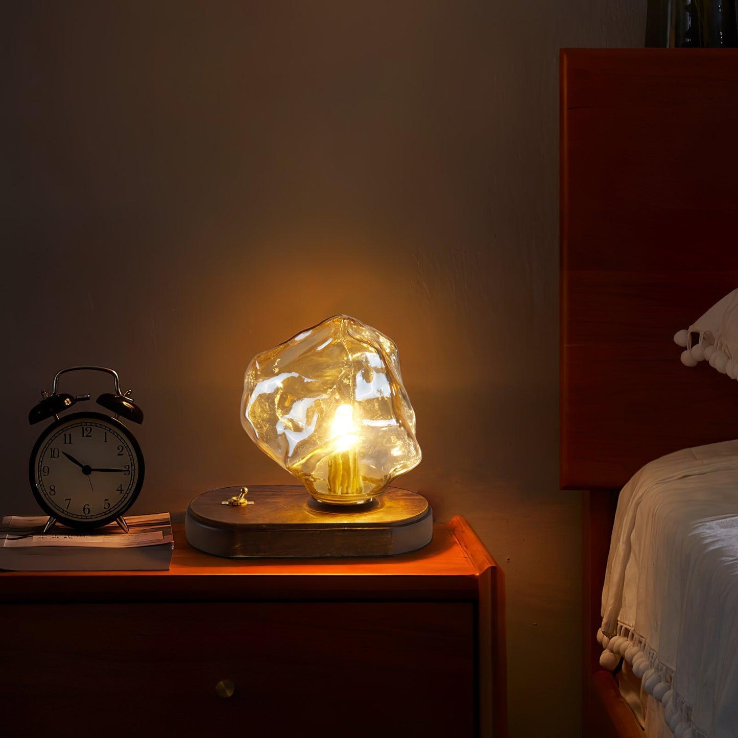 Frostleuchten: Glas-Tischlampe mit eisiger Struktur