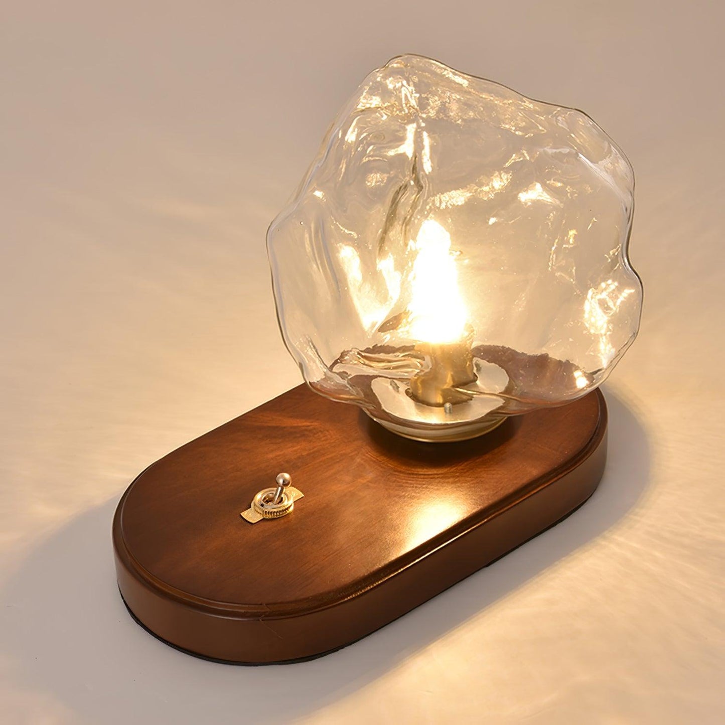 Frostleuchten: Glas-Tischlampe mit eisiger Struktur