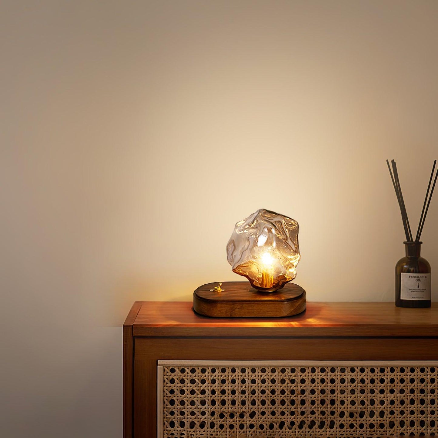 Frostleuchten: Glas-Tischlampe mit eisiger Struktur