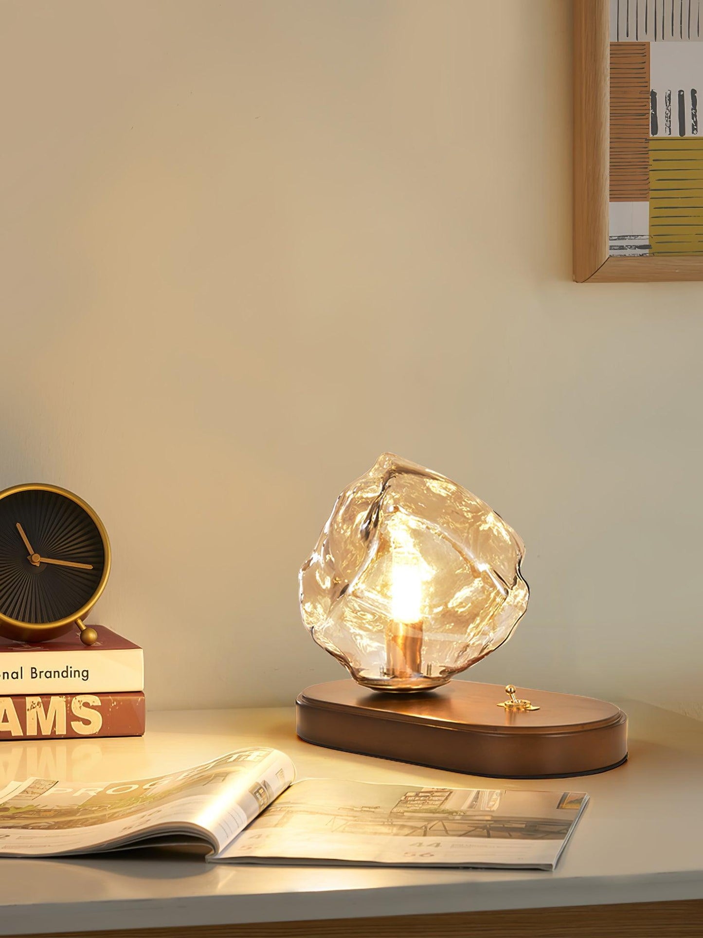 Frostleuchten: Glas-Tischlampe mit eisiger Struktur