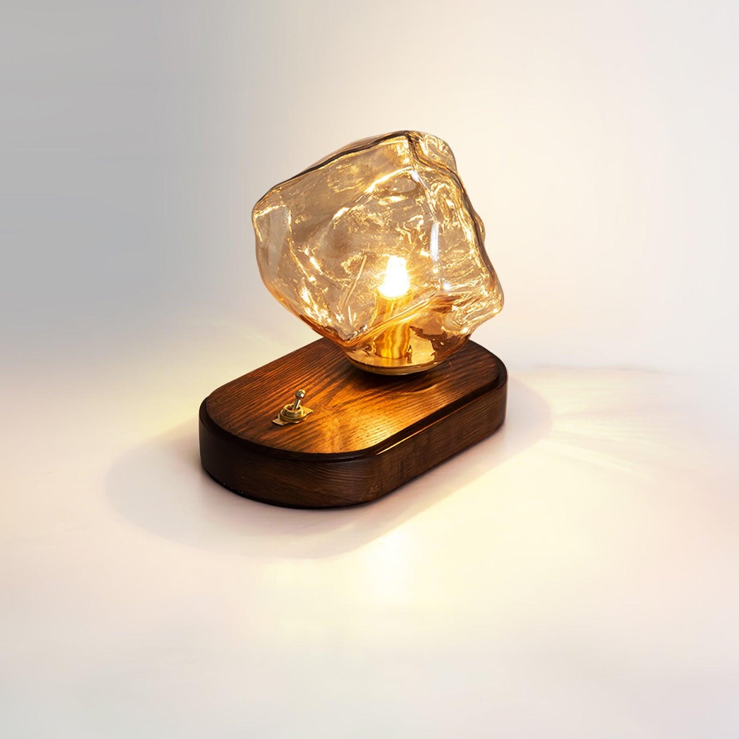 Frostleuchten: Glas-Tischlampe mit eisiger Struktur