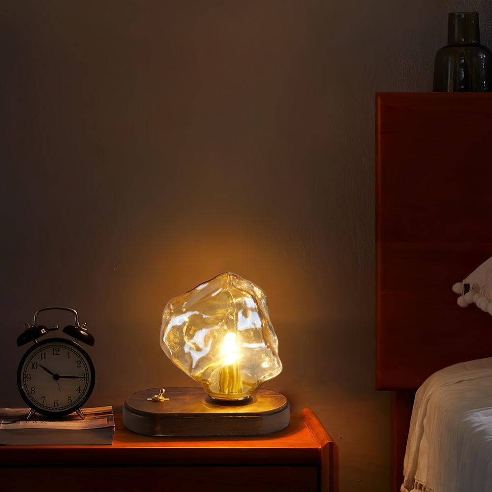 Frostleuchten: Glas-Tischlampe mit eisiger Struktur