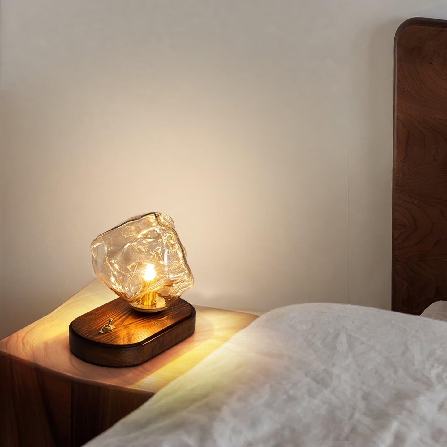 Frostleuchten: Glas-Tischlampe mit eisiger Struktur