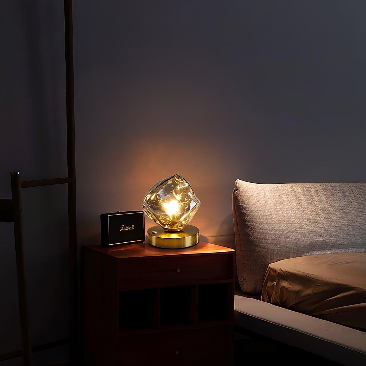 Frostleuchten: Glas-Tischlampe mit eisiger Struktur