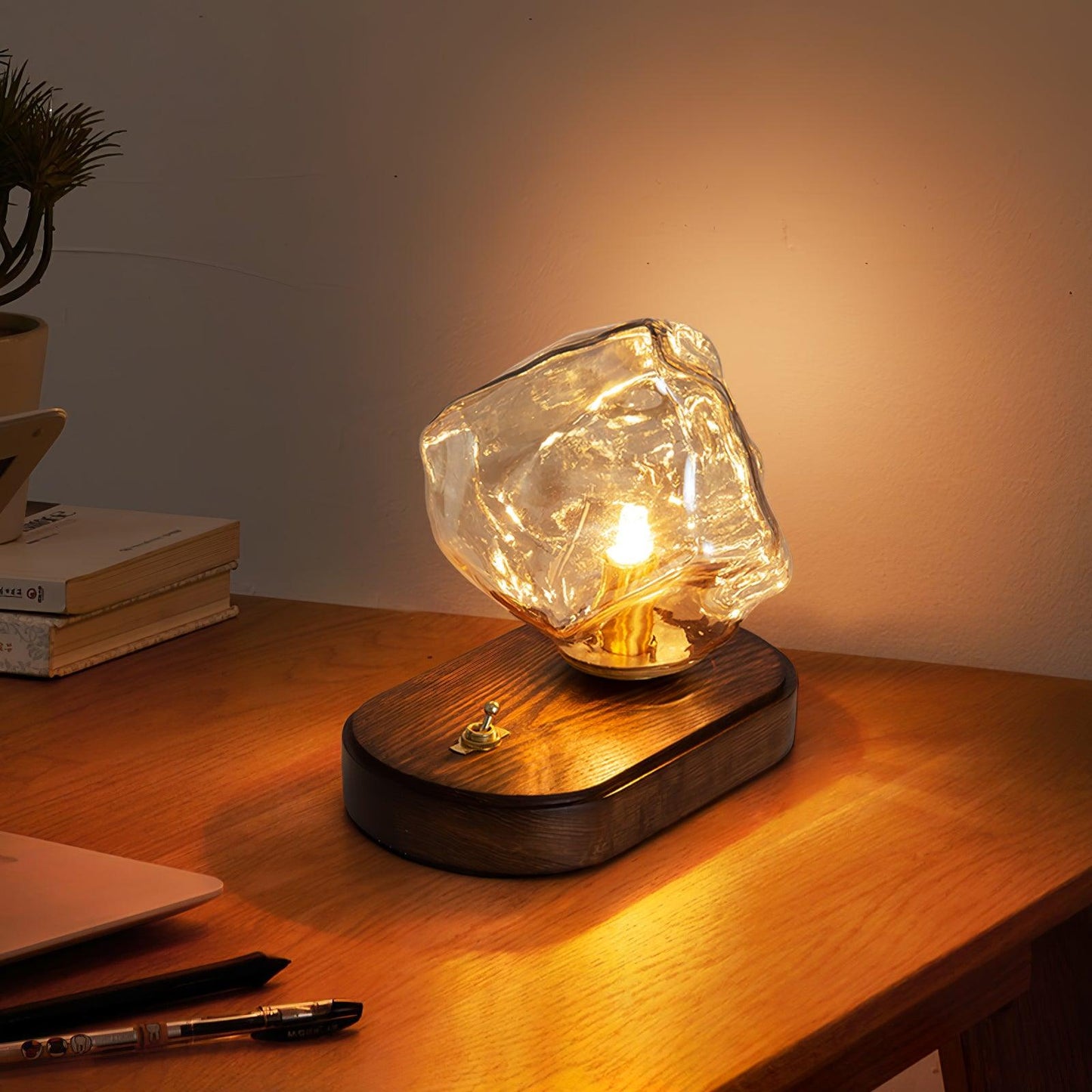 Frostleuchten: Glas-Tischlampe mit eisiger Struktur