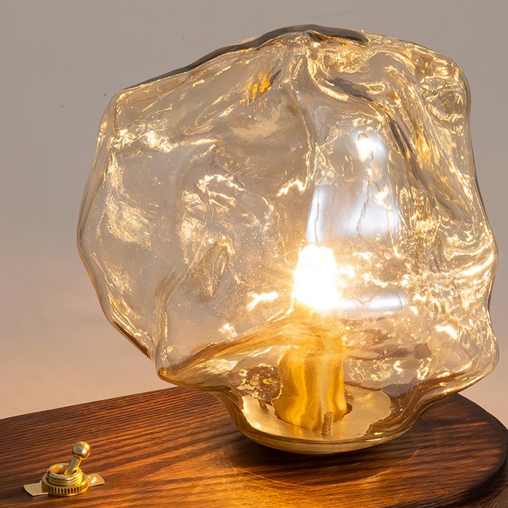 Frostleuchten: Glas-Tischlampe mit eisiger Struktur