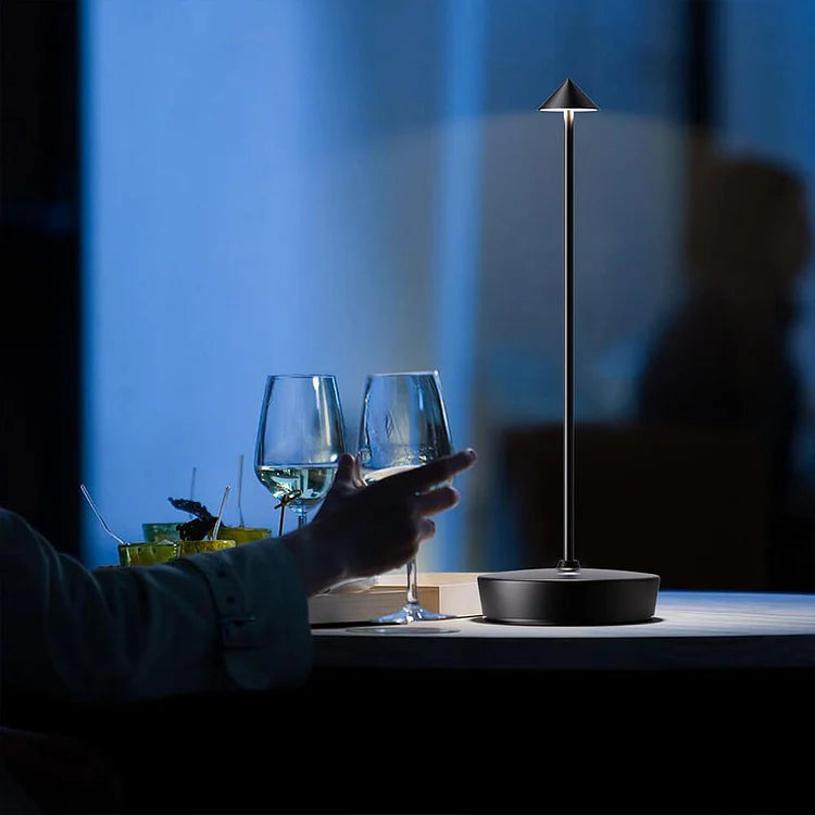 LumisBogen: Kabellose LED-Tischlampe mit Minimalistischem Stil