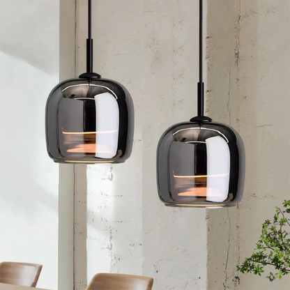 NordischNoir: Elegante pendelleuchte aus schwarzem glas im skandinavischen Entwurf