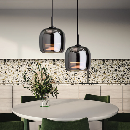 NordischNoir: Elegante pendelleuchte aus schwarzem glas im skandinavischen Entwurf