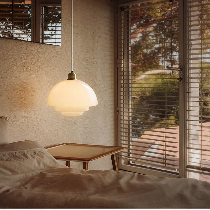 Weiße Eleganz:  Minimalistische elegante Hängeleuchte aus weißem Glas