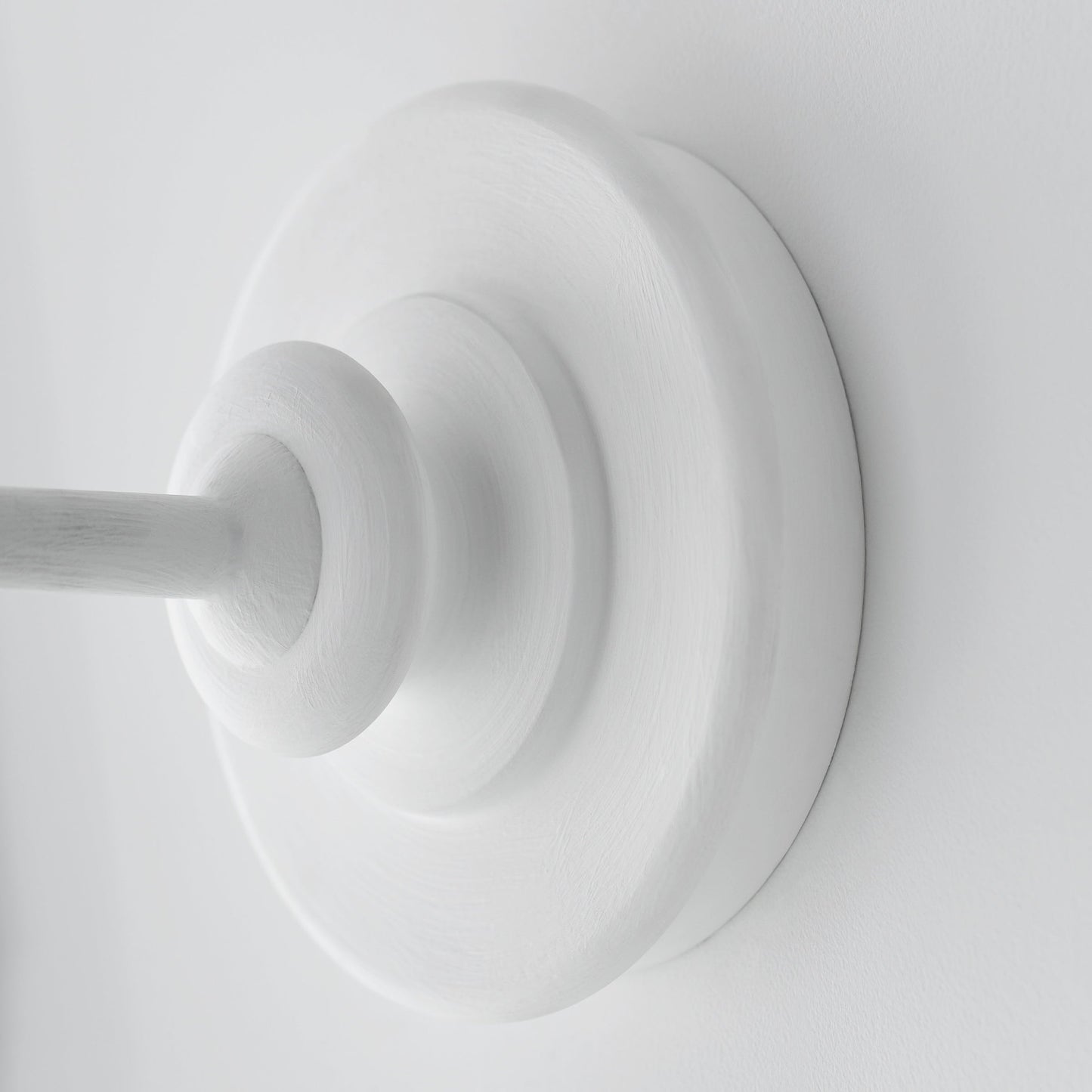 Minimalistische Wandleuchte Mit Weißen Schirmen