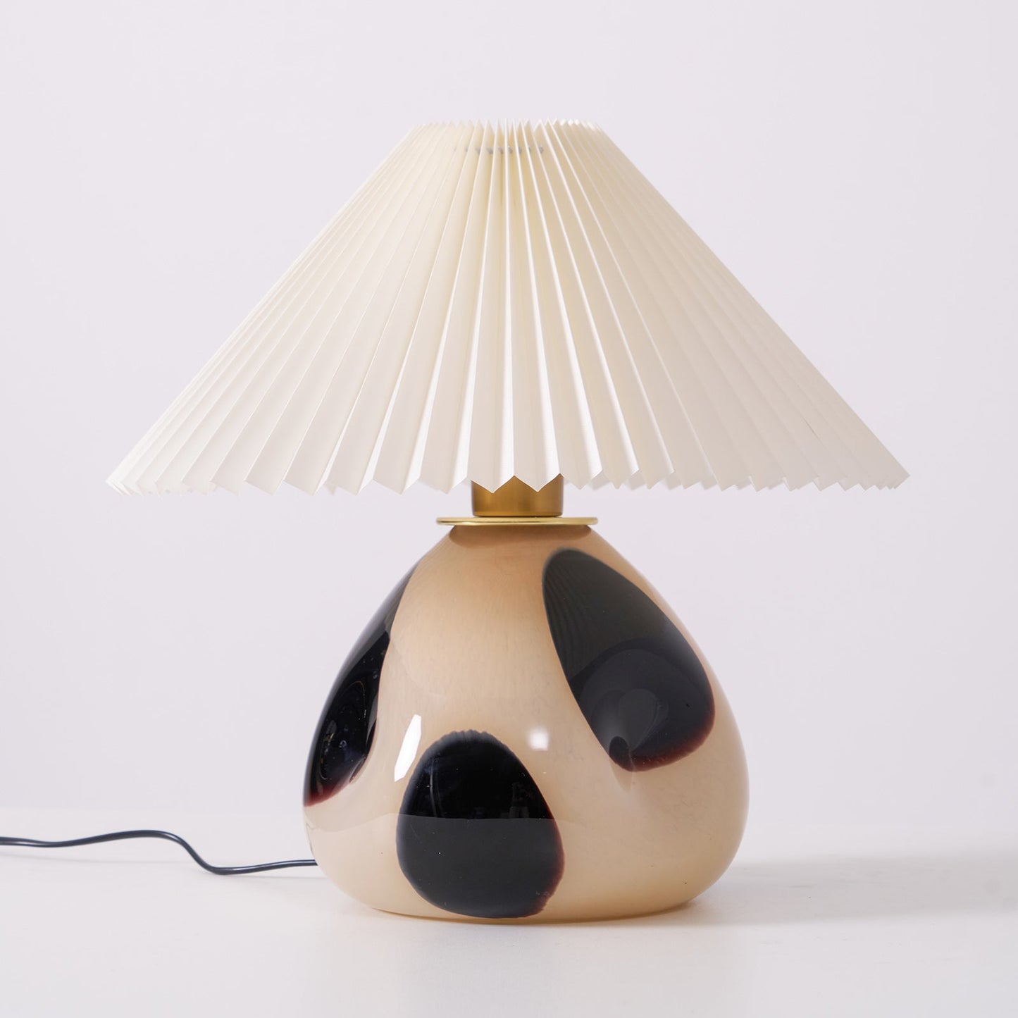 Tischlampe Mit Plissiertem Lampenschirm