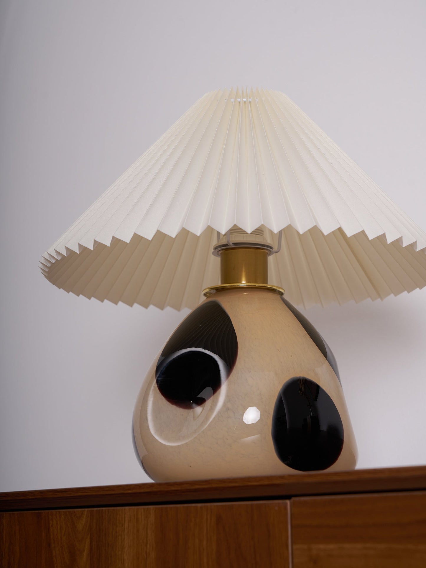 Tischlampe Mit Plissiertem Lampenschirm