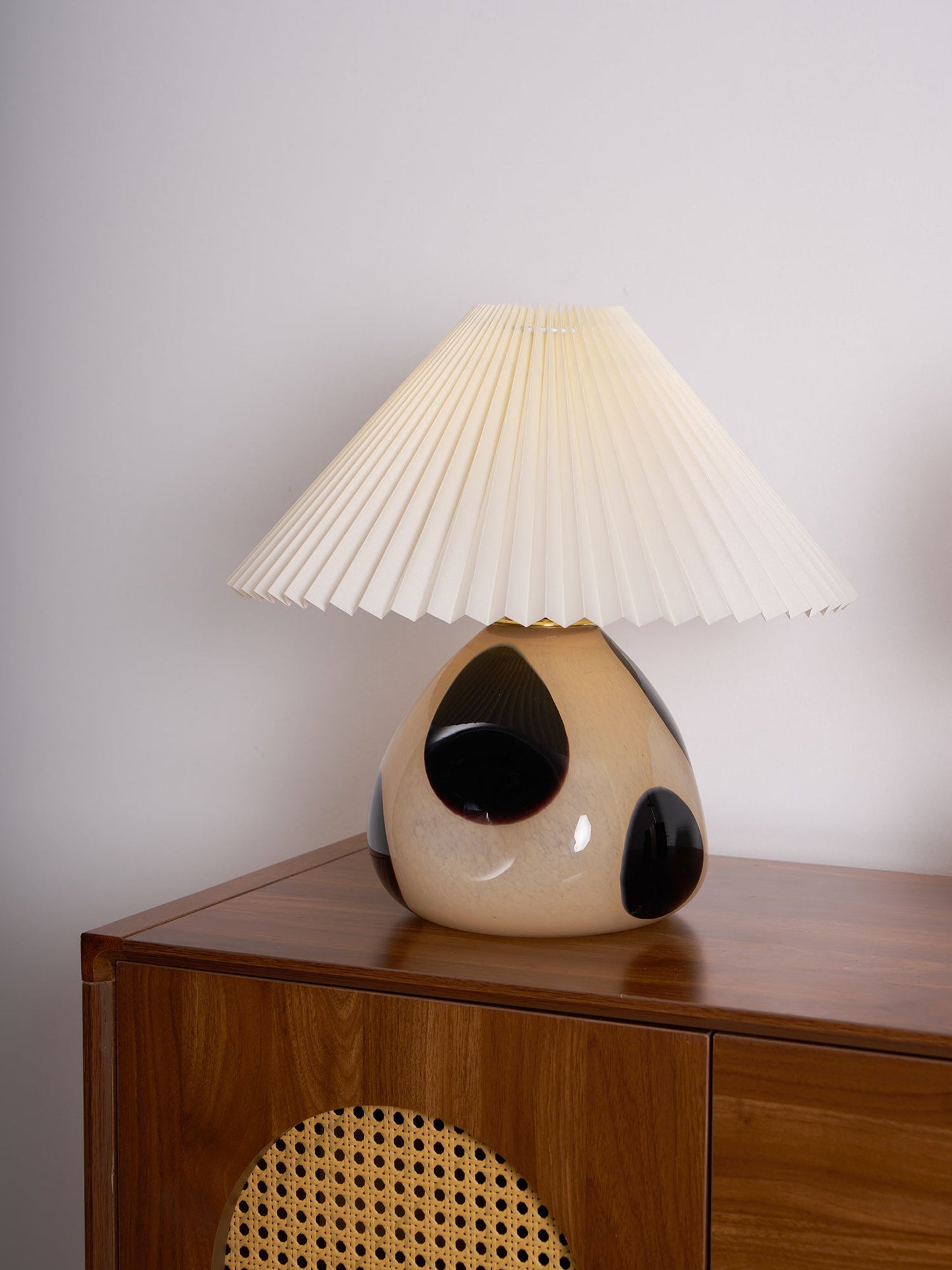 Tischlampe Mit Plissiertem Lampenschirm
