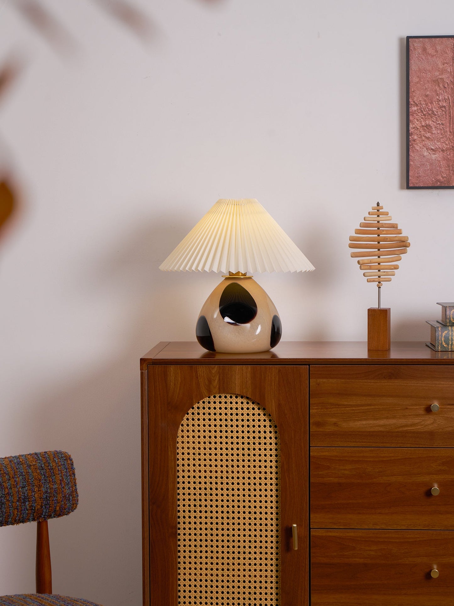 Tischlampe Mit Plissiertem Lampenschirm