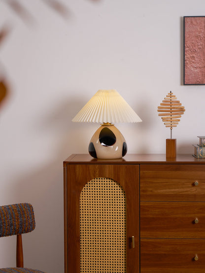 Tischlampe Mit Plissiertem Lampenschirm