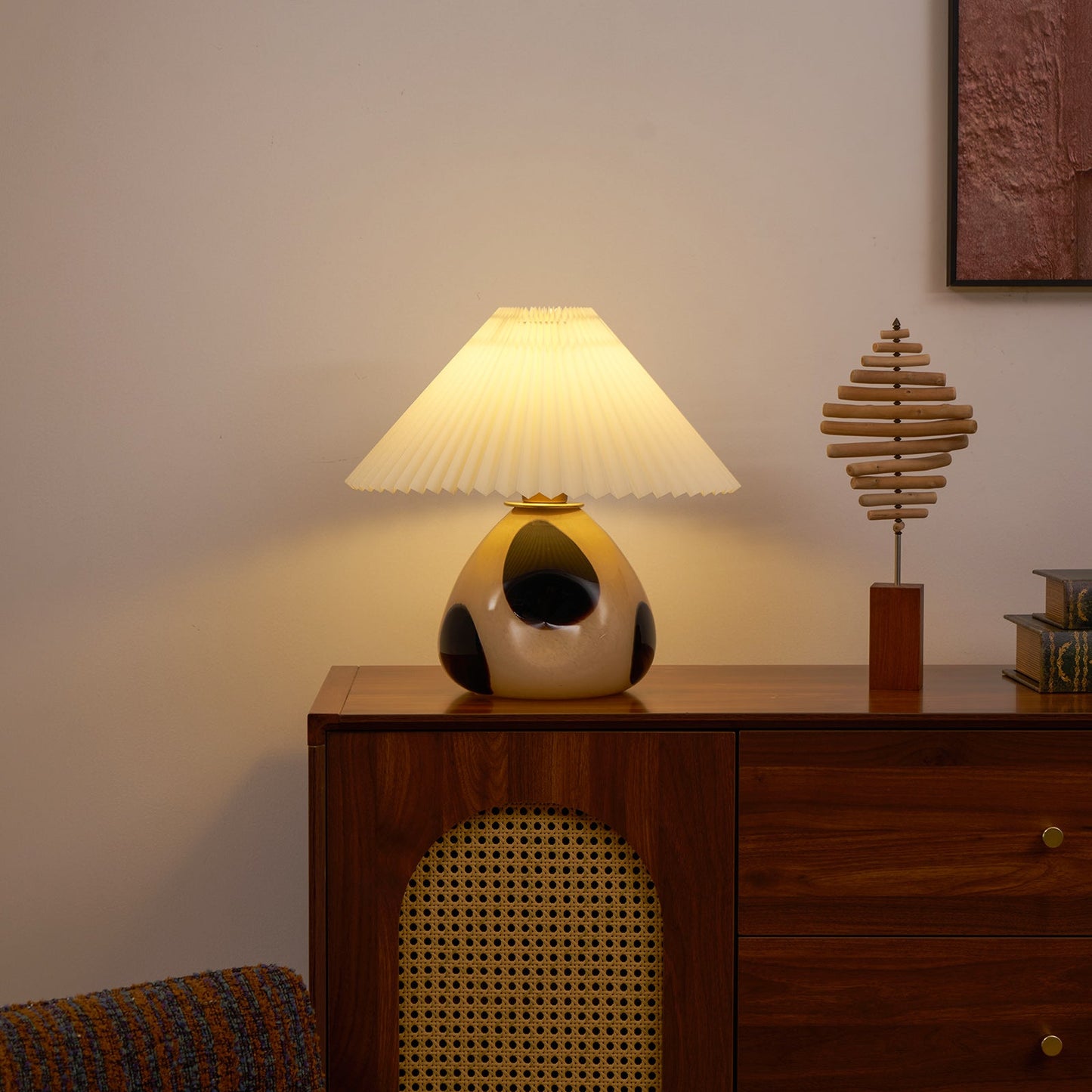 Tischlampe Mit Plissiertem Lampenschirm