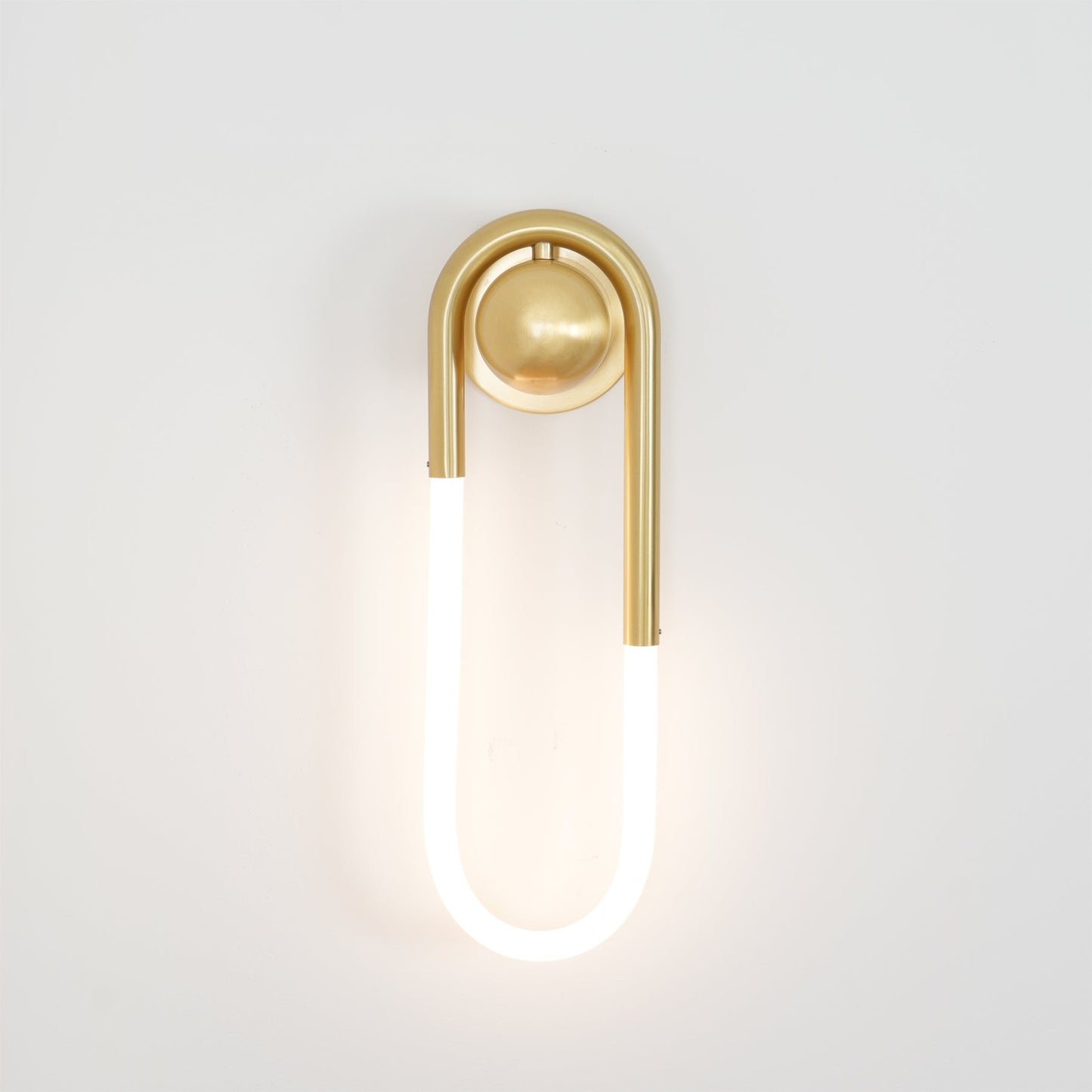 Minimalistische Wandleuchte im Loop-Design