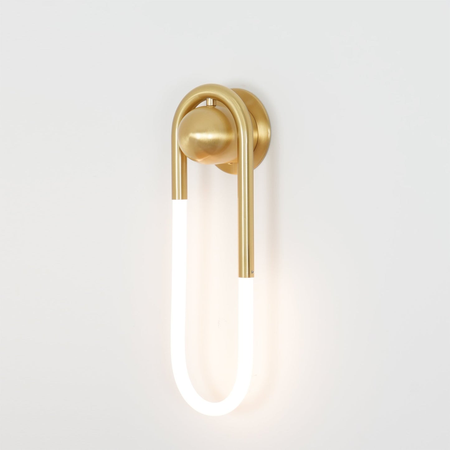 Minimalistische Wandleuchte im Loop-Design