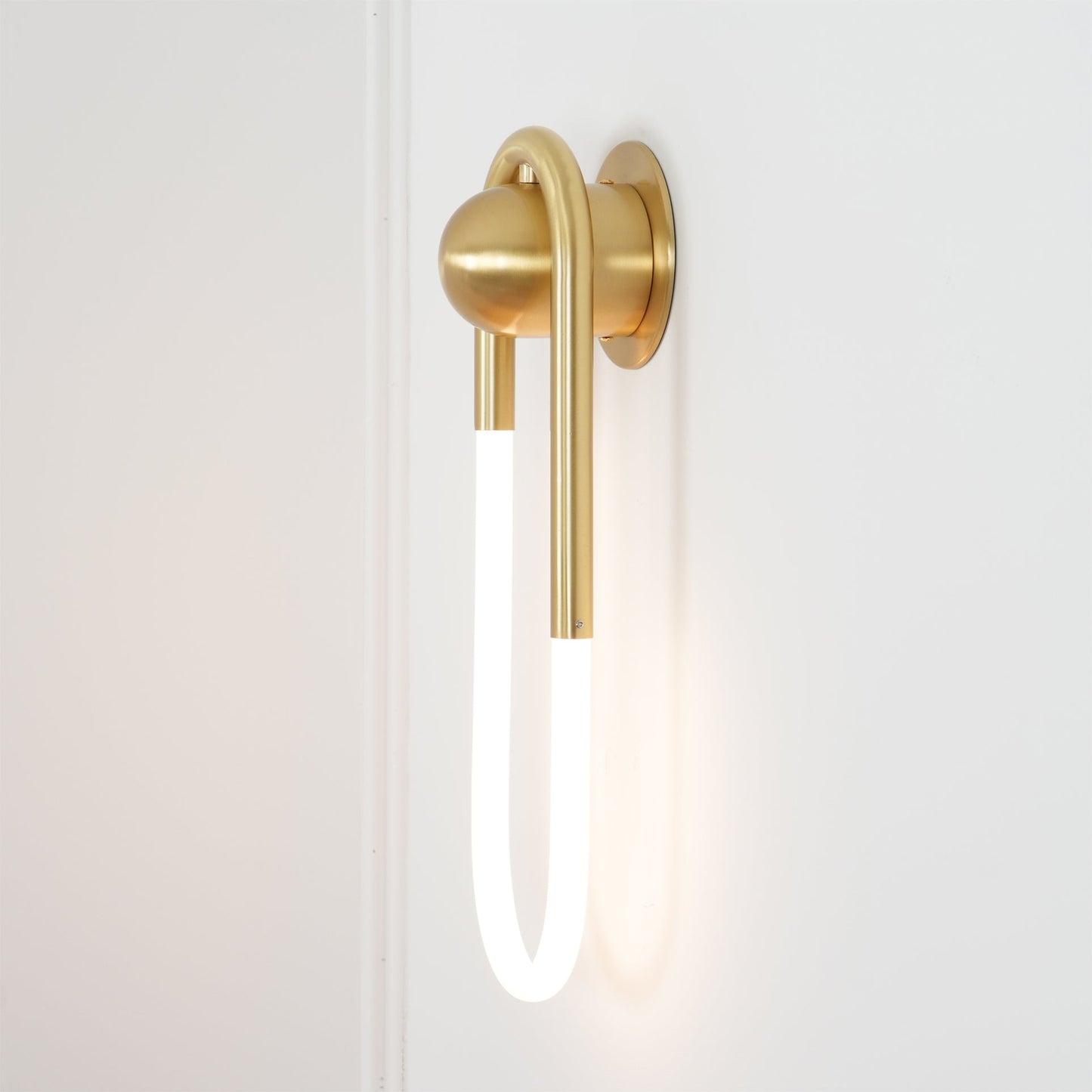 Minimalistische Wandleuchte im Loop-Design